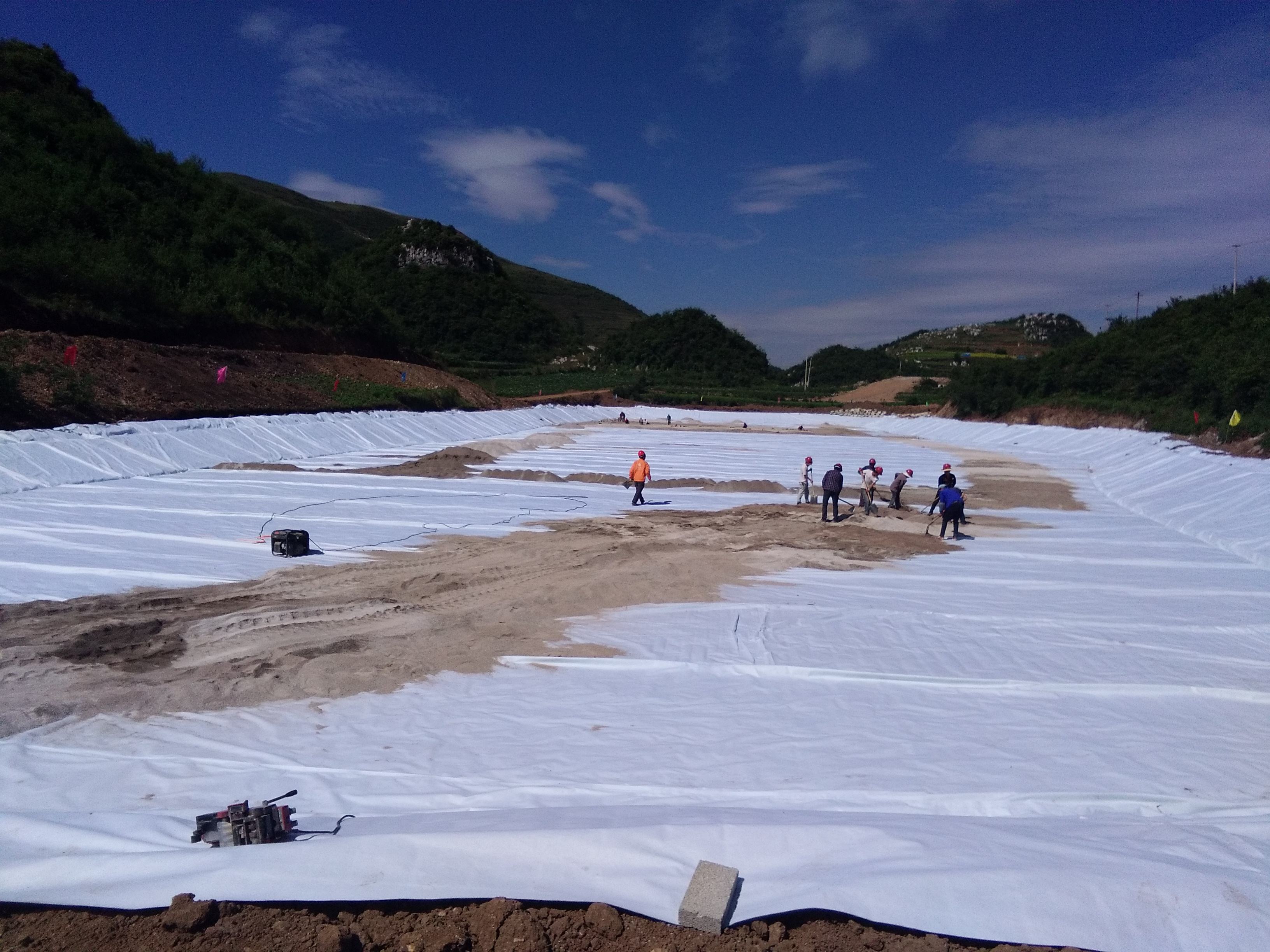 在水工建筑物中的铺设部位与相应水流特点